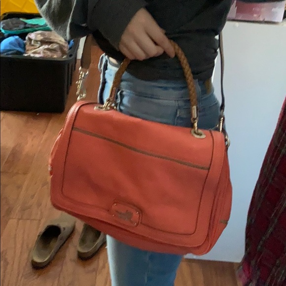 Cute Coral Guess Over the Shoulder purse - Picture 1 of 2